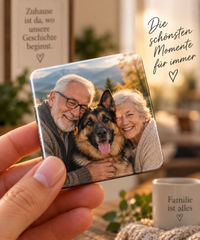 Fotomagnet mit Foto von älterem Paar und Deutschem Schäferhund in der Hand gehalten